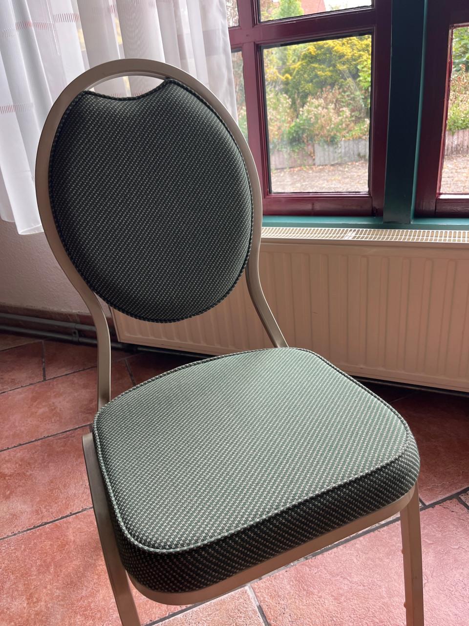 Groene horeca stapel stoelen
