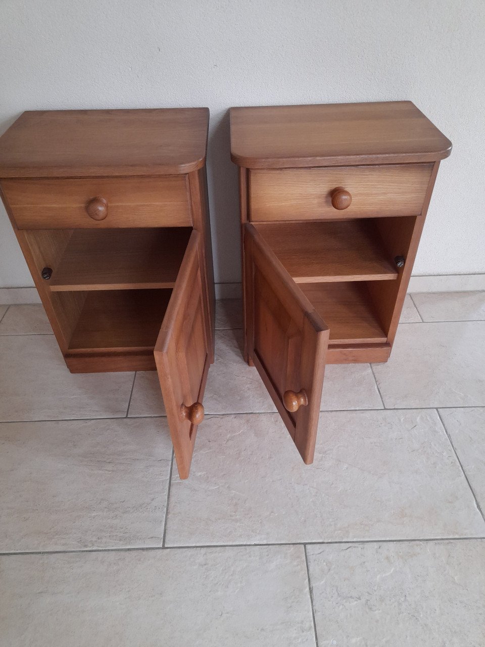 2  massief houten Nachtkastjes    45 x 34 x 62H  (z.g.a.n.)