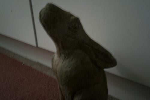 TUINbeeld omhoog kijkende zittende haas - VORSTBESTENDIG