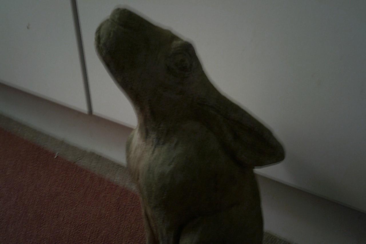 TUINbeeld omhoog kijkende zittende haas - VORSTBESTENDIG