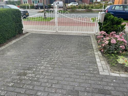 Wit sierhekwerk met poort