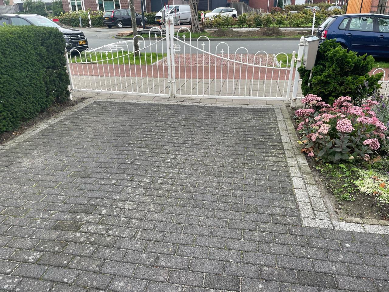 Wit sierhekwerk met poort