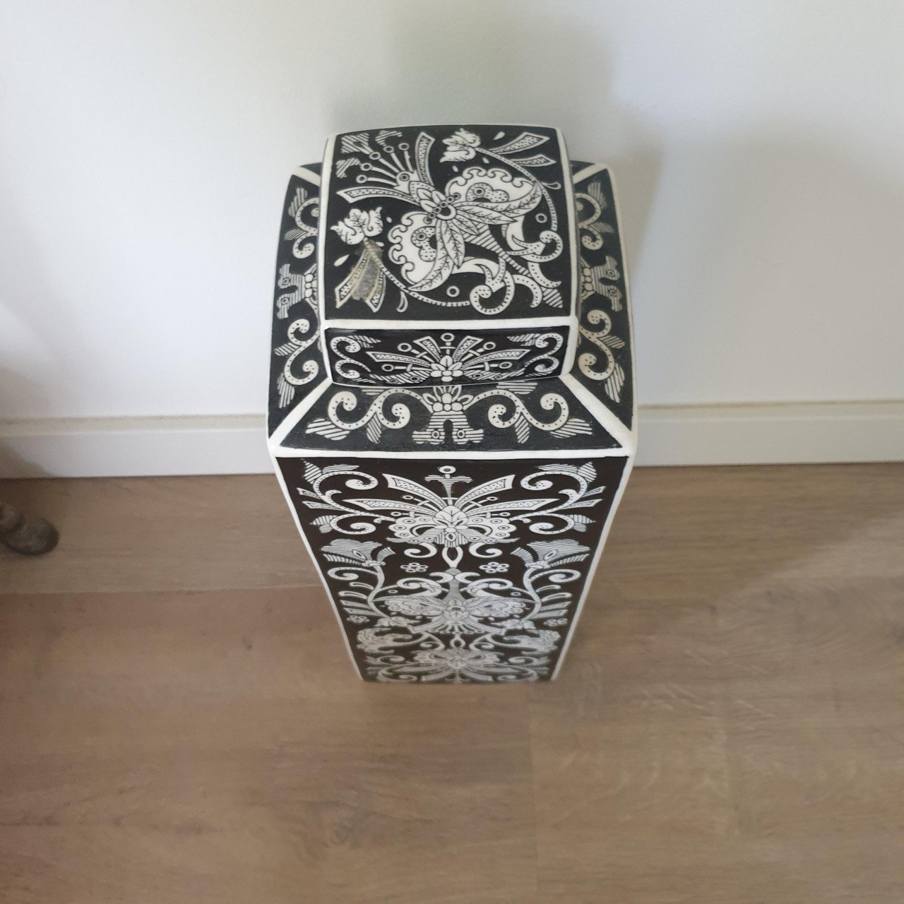 SIA grote vierkante vaas aardewerk met deksel zwart/wit hoog 42