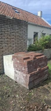 Palet met ongebruikte bakstenen