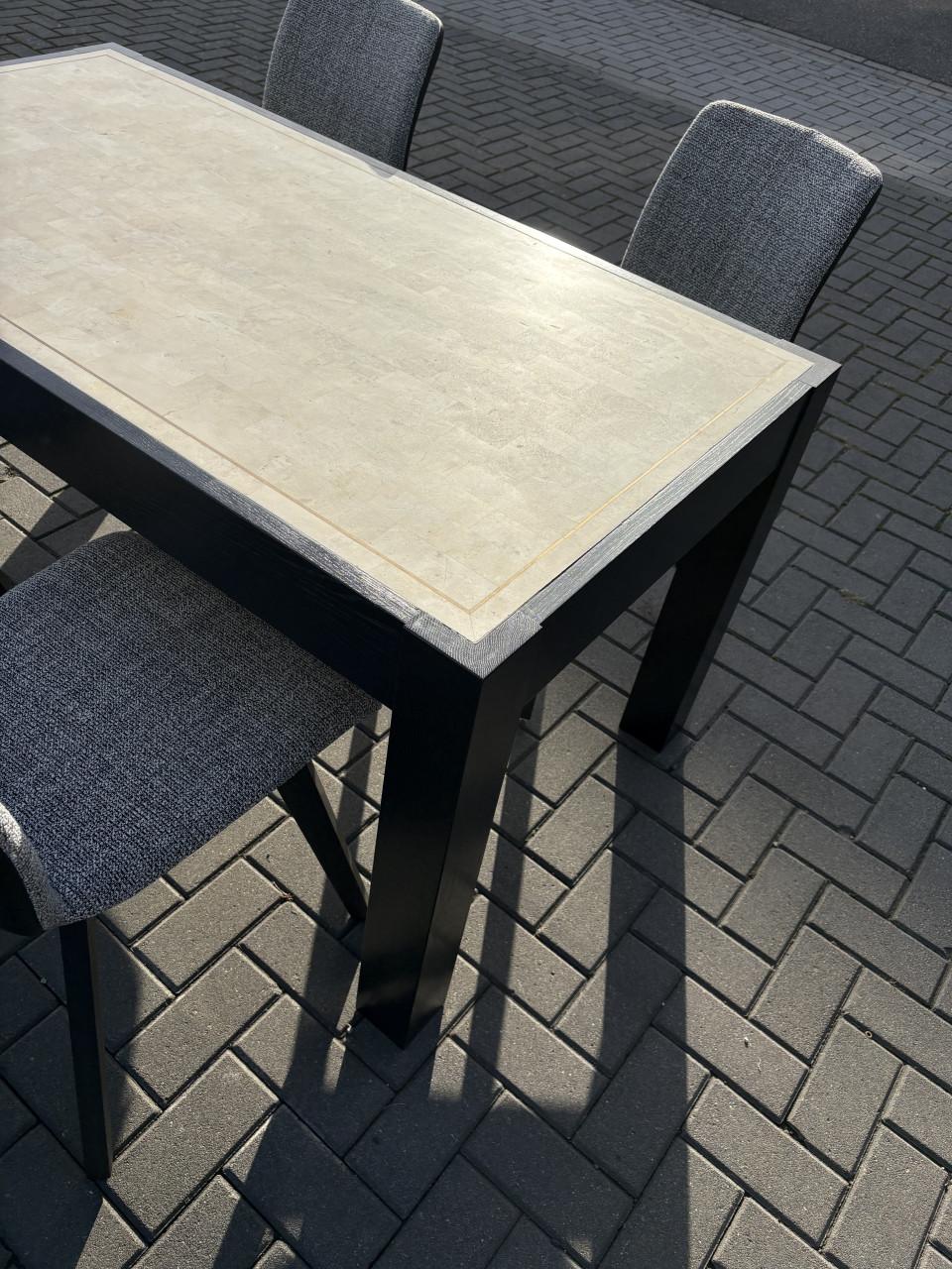 Tafel en stoelen