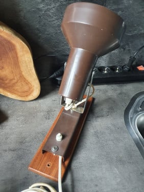 Heel mooie vintage wandlamp op houten plank aangeboden....