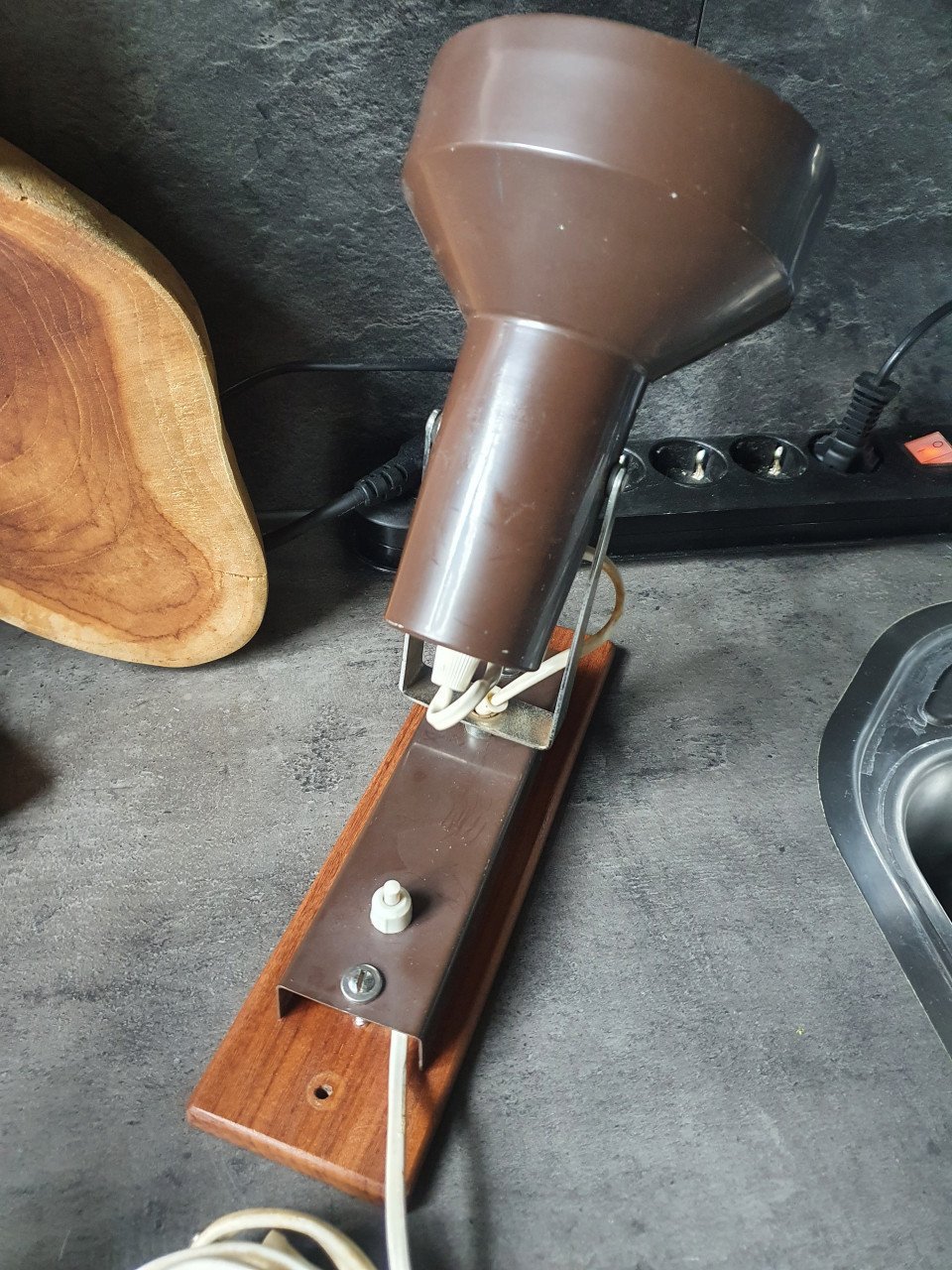 Heel mooie vintage wandlamp op houten plank aangeboden....