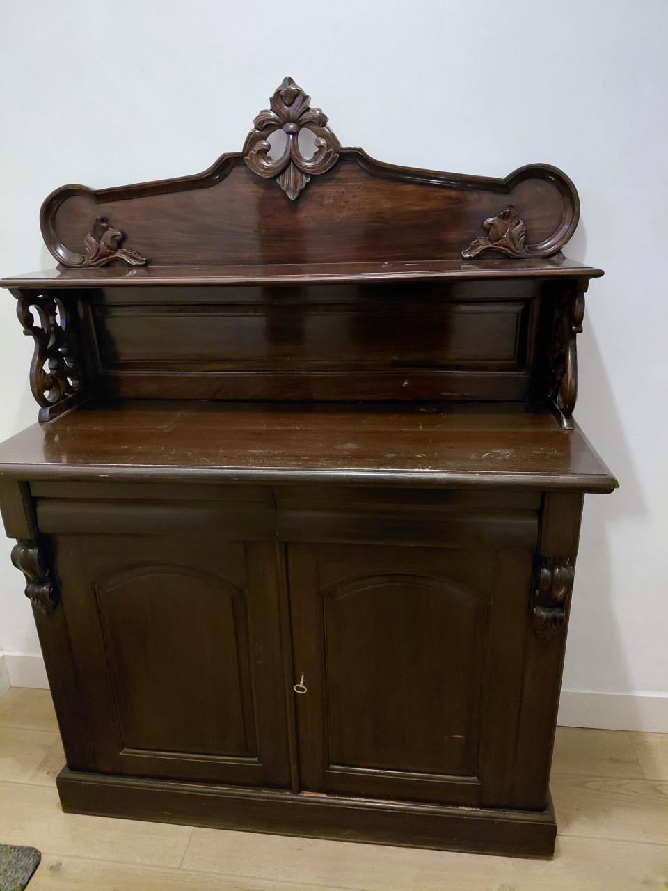 Antiek kastje voor in de gang voor een prikkie