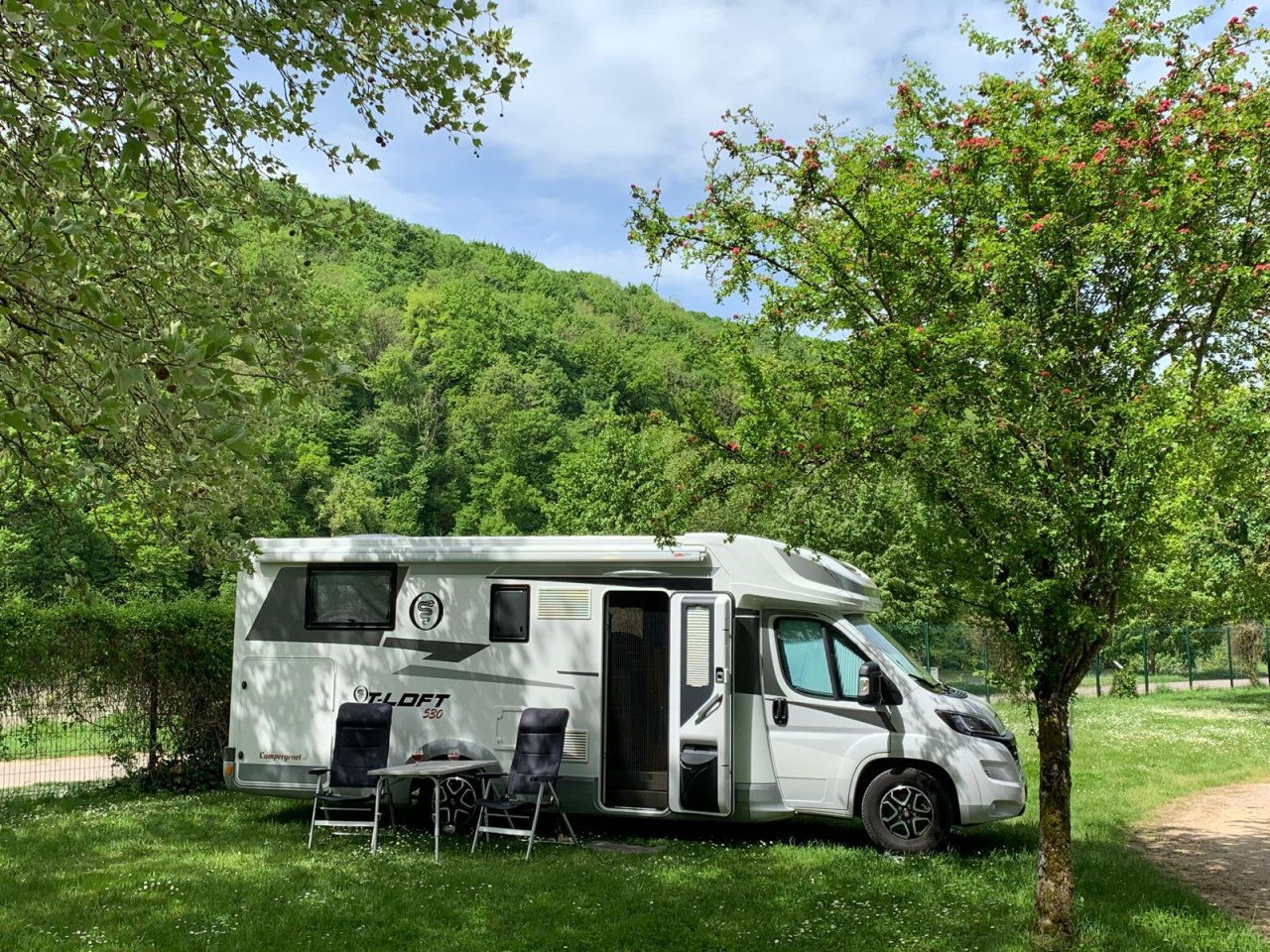 TE KOOP: Prachtige half-integraal camper, als nieuw!