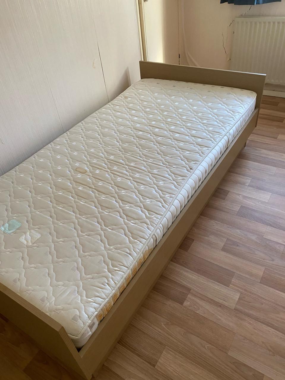 Mooi eenspersoons bed