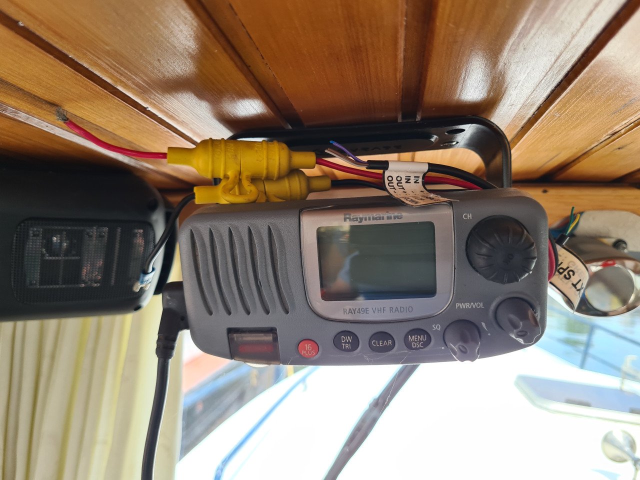 Motorkruiser met schilderwerk