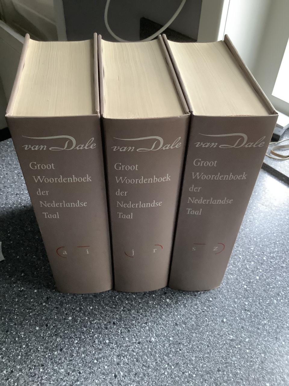 De Dikke Van Dale. In 3 delen gebundeld.