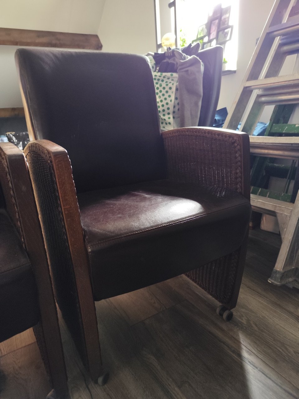 2 comfortabele eetkamerstoelen met rotan en kunstleer