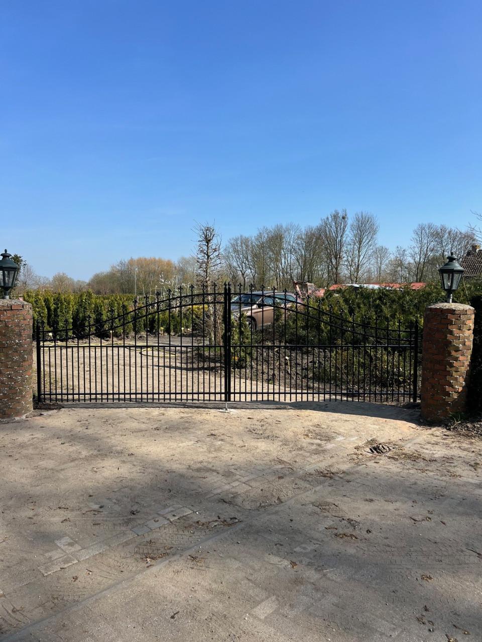 TE KOOP: Inrijpoorten alle soorten en maten zijn mogelijk.