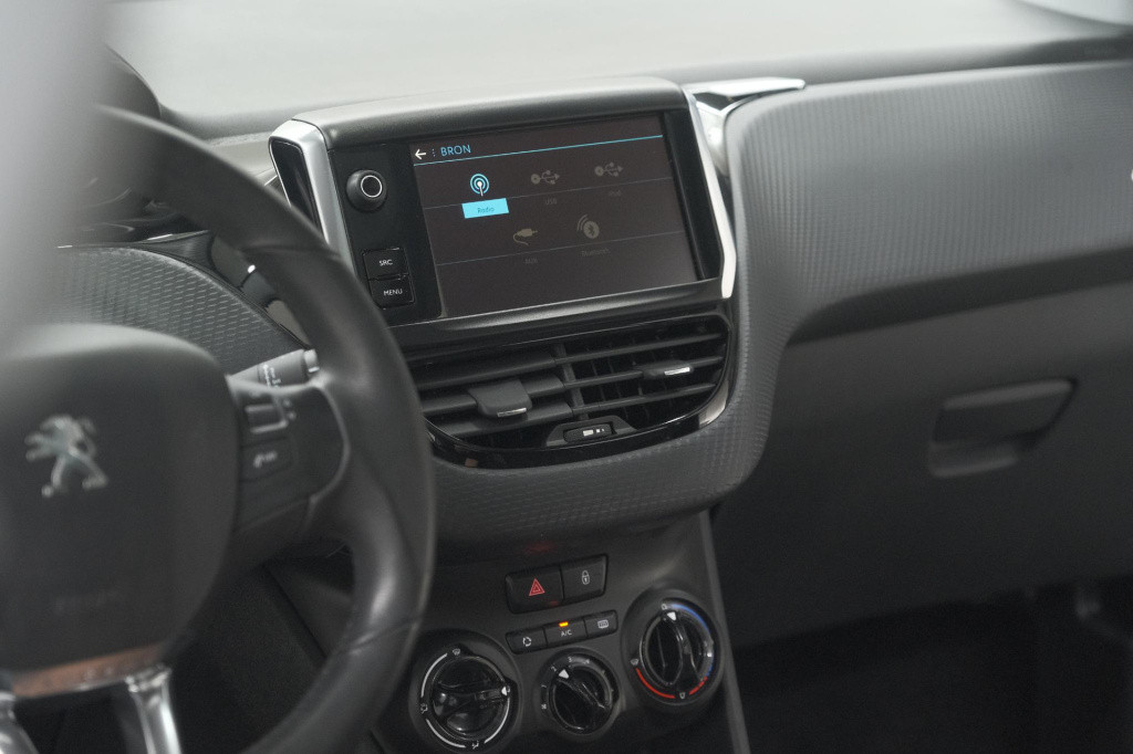 Peugeot 2008 puretech 82 blue lion | trekhaak | panoramadak | navigatie | p