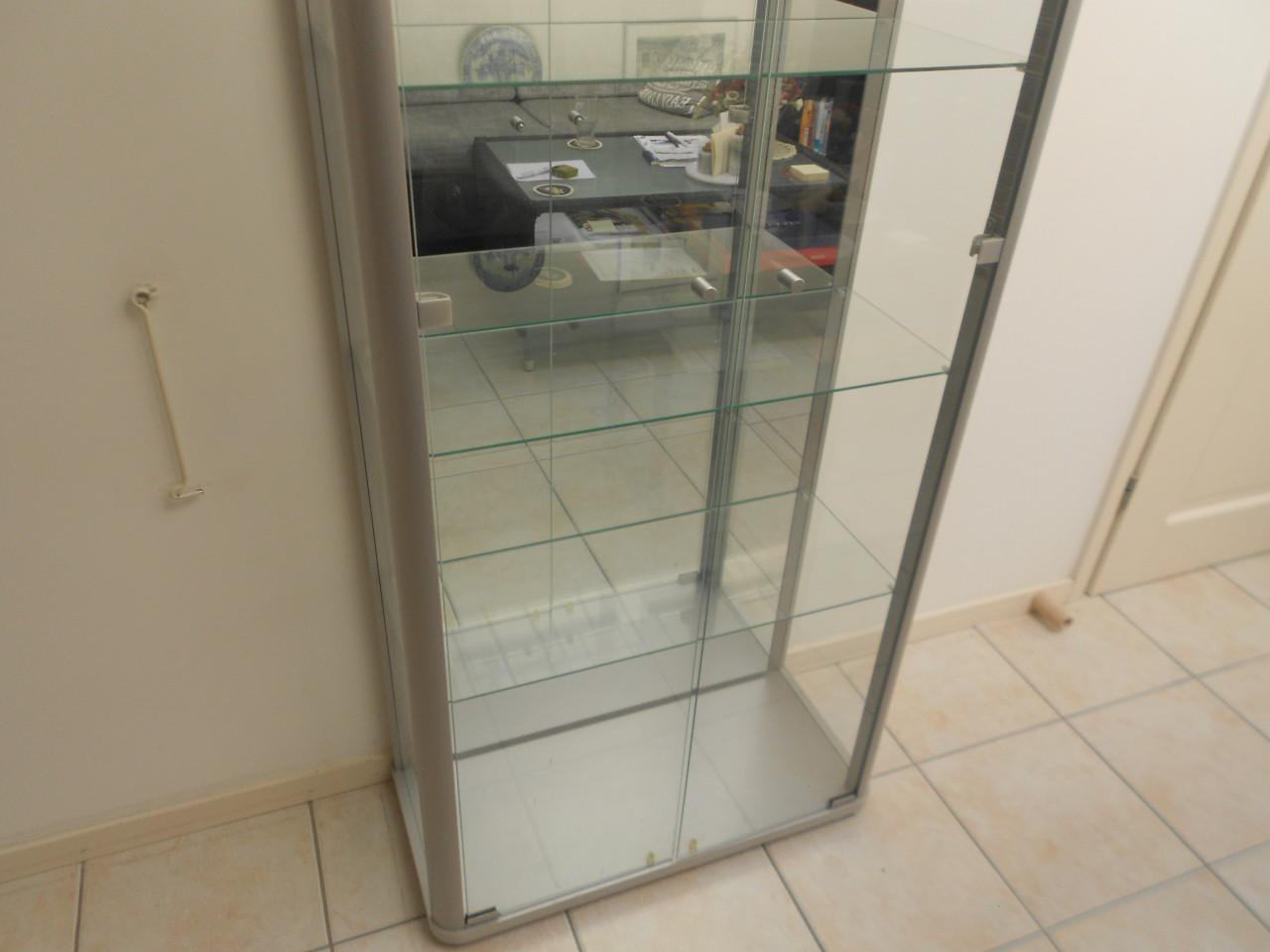 Vitrinekast met verlichting.