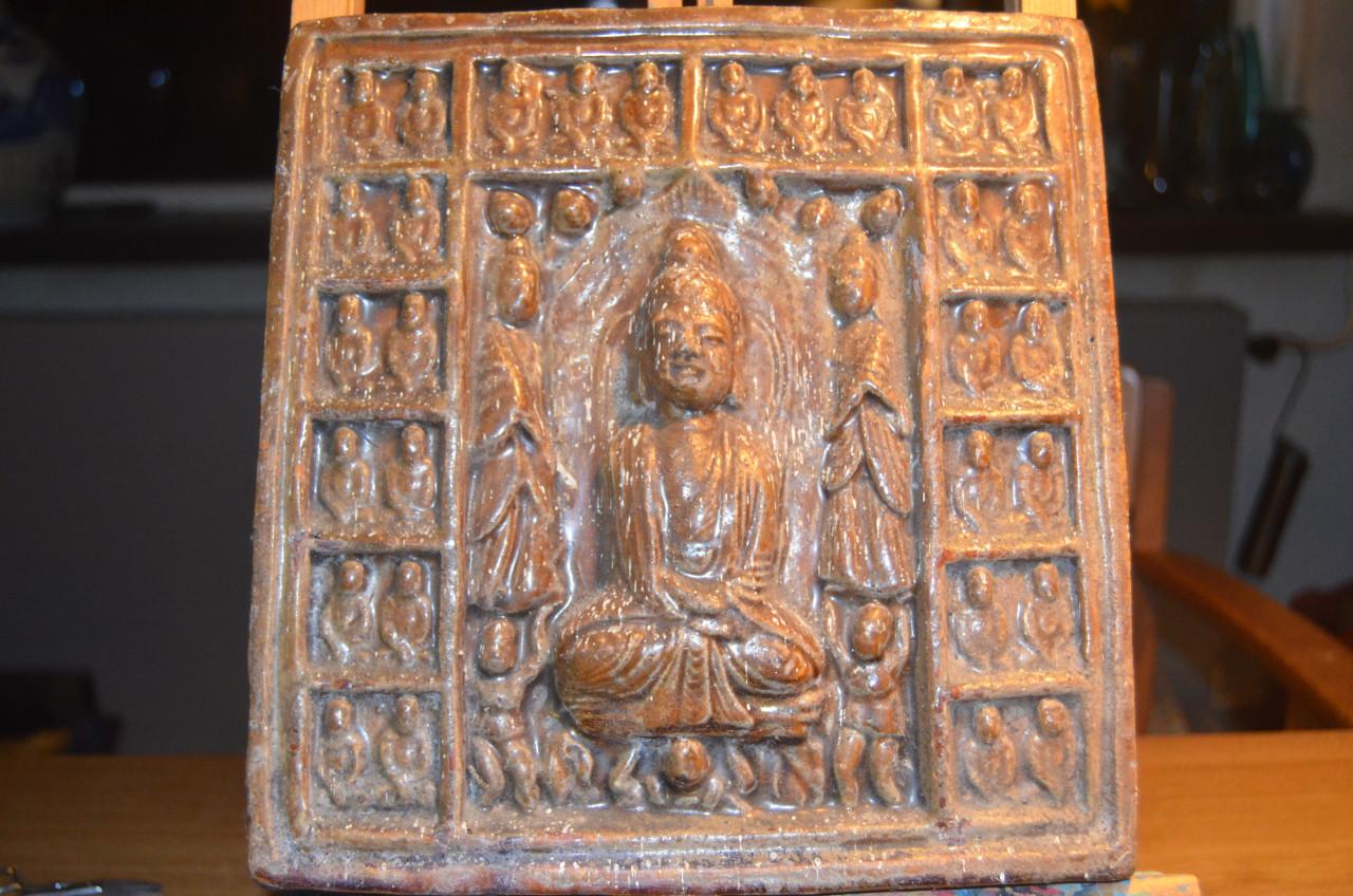 Aardewerk reliëftegel Birma / Burma 18e /19e eeuw met daarop een Boedha