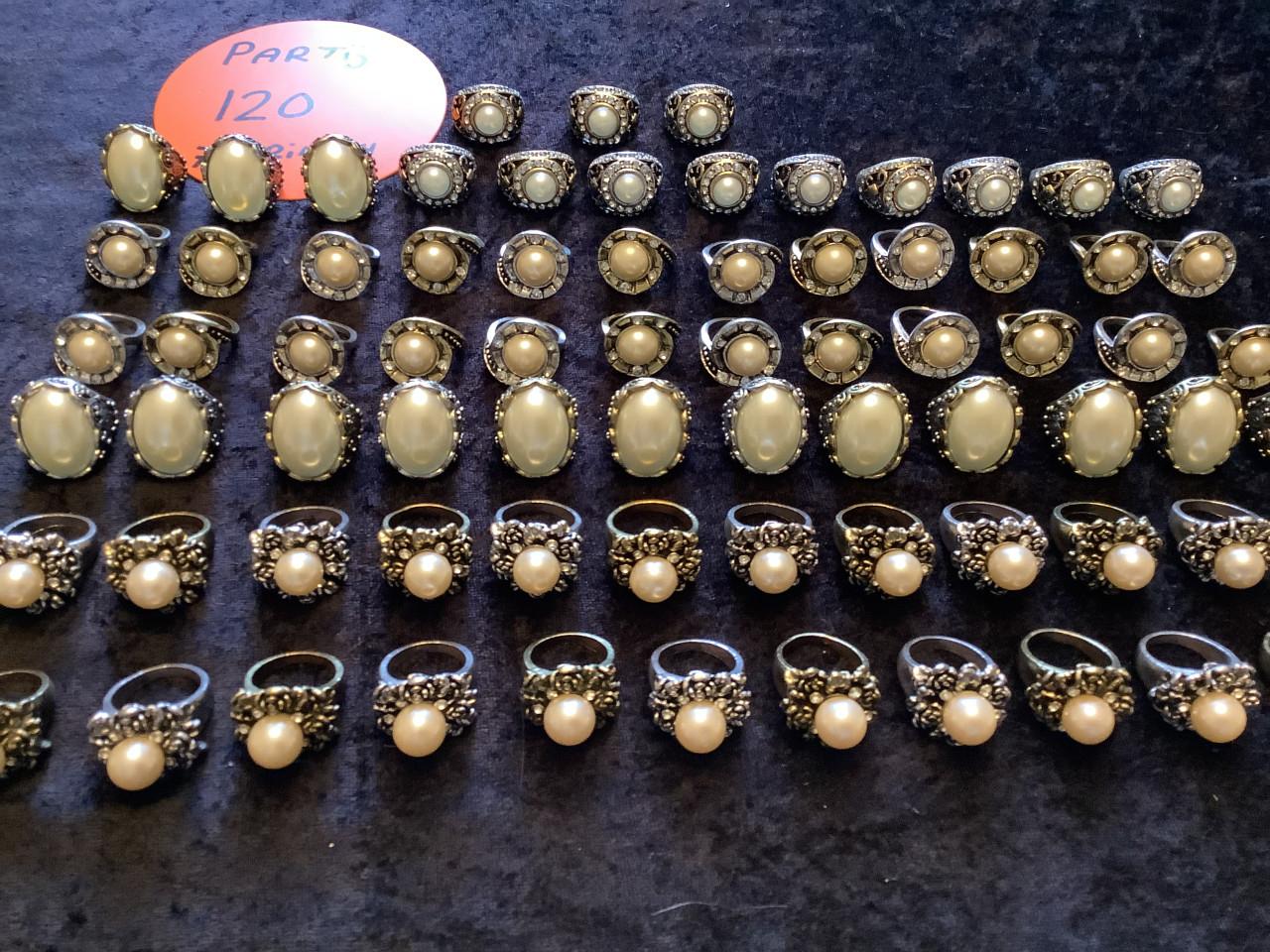 Partij mooie ringen. ( partij 120) Aanbieding !!!!!!