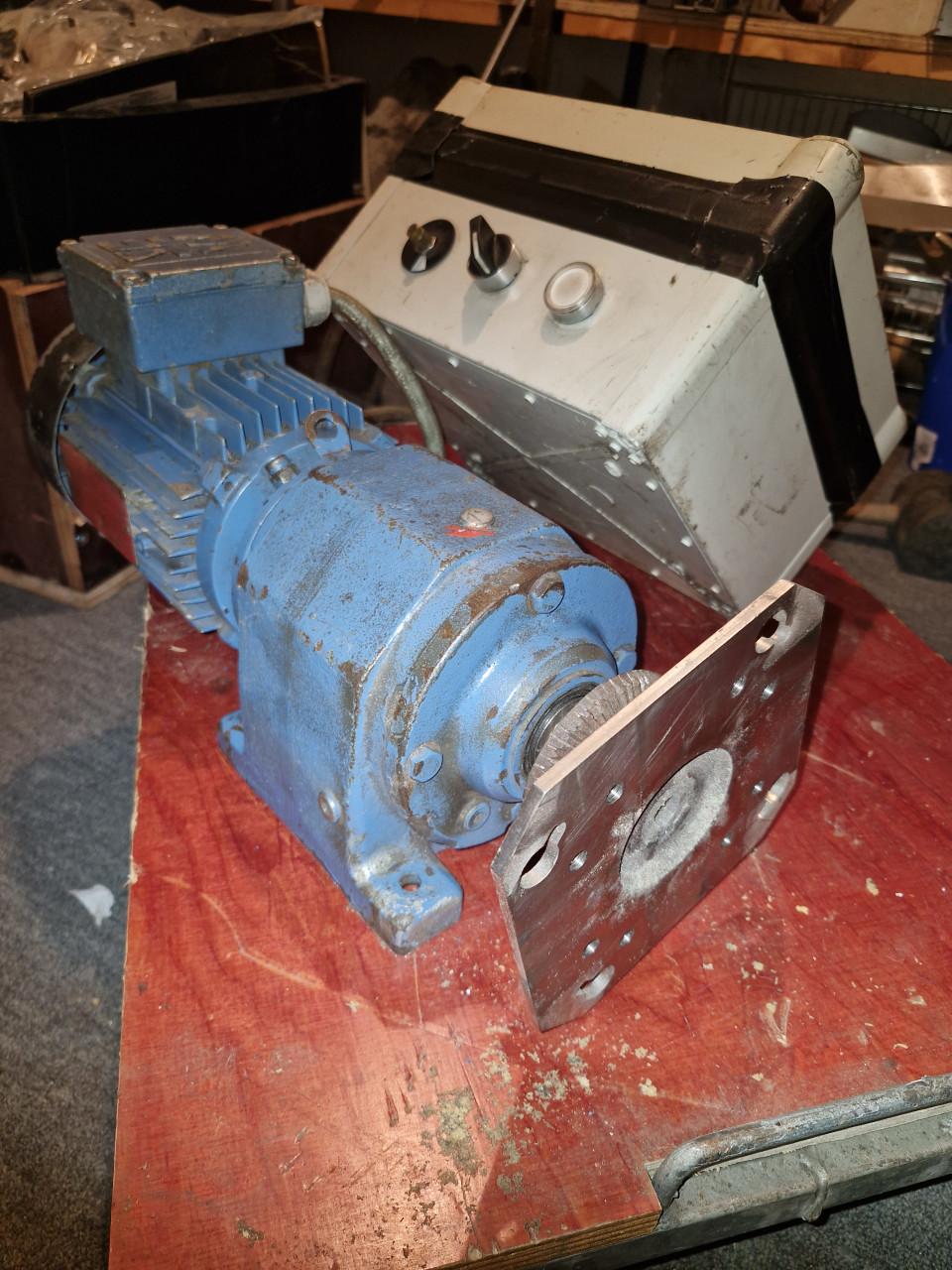 Te koop zware elektrische motor met vertragingskast 220v