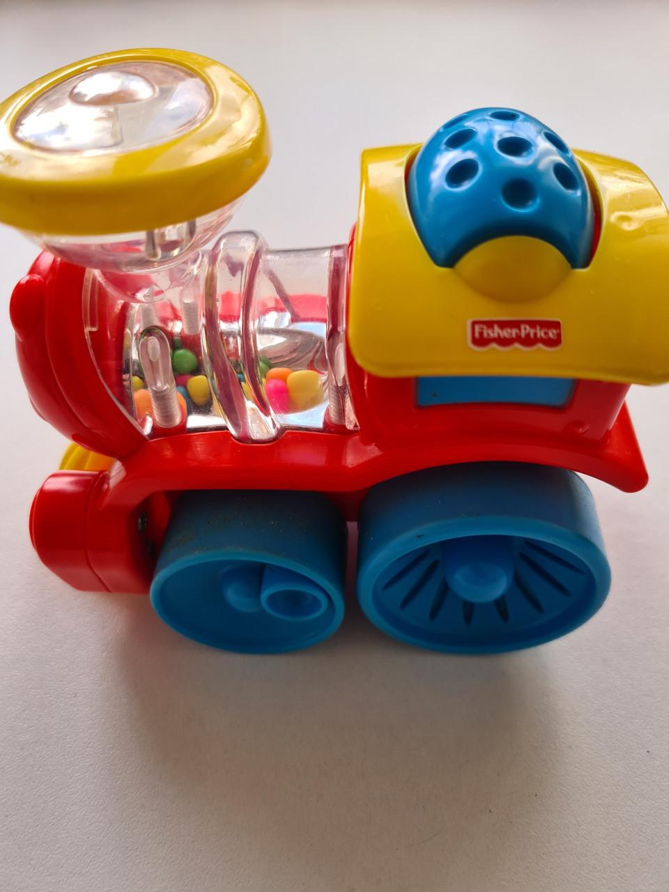 Fisher-Price Poppity Pop Trein in de kleuren rood, blauw en geel.