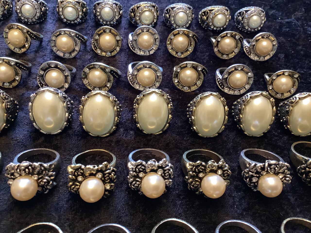 Partij mooie ringen. ( partij 120) Aanbieding !!!!!!