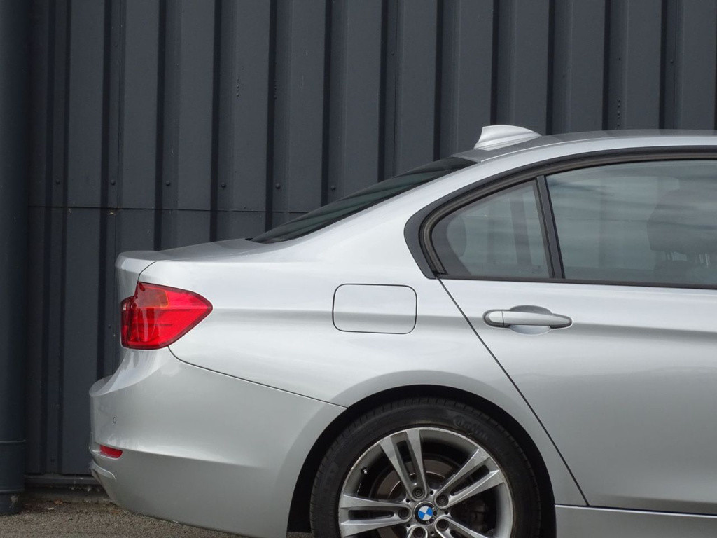 BMW 3-serie 320i executive automaat | 18" | afn. trekhaak | bluetooth