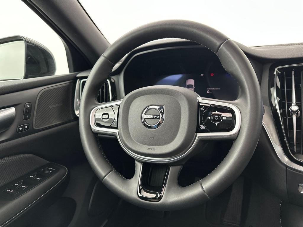 Volvo V60 t8 455pk recharge plus dark| pano| trekhaak| 360camera|