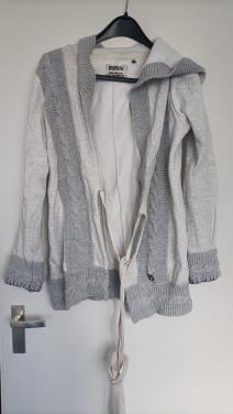 Vest, lichtgrijs met capuchon. Merk R9th. Maat M/L.