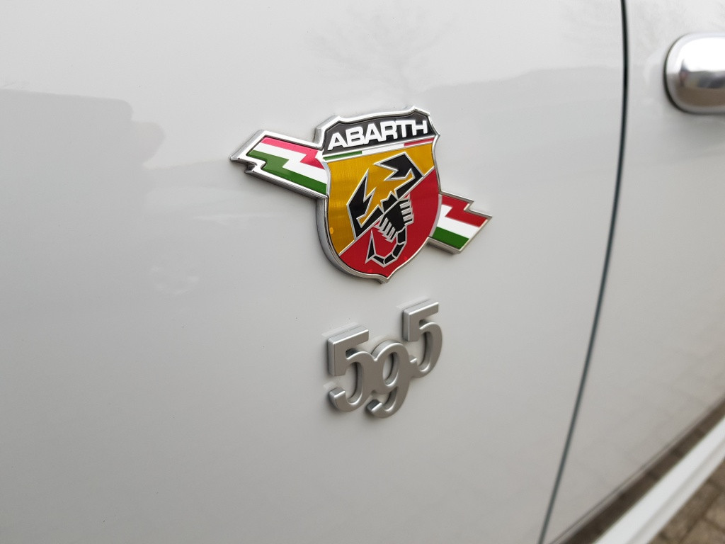 Abarth 500 1.4 t-jet abarth 595 - 145 pk