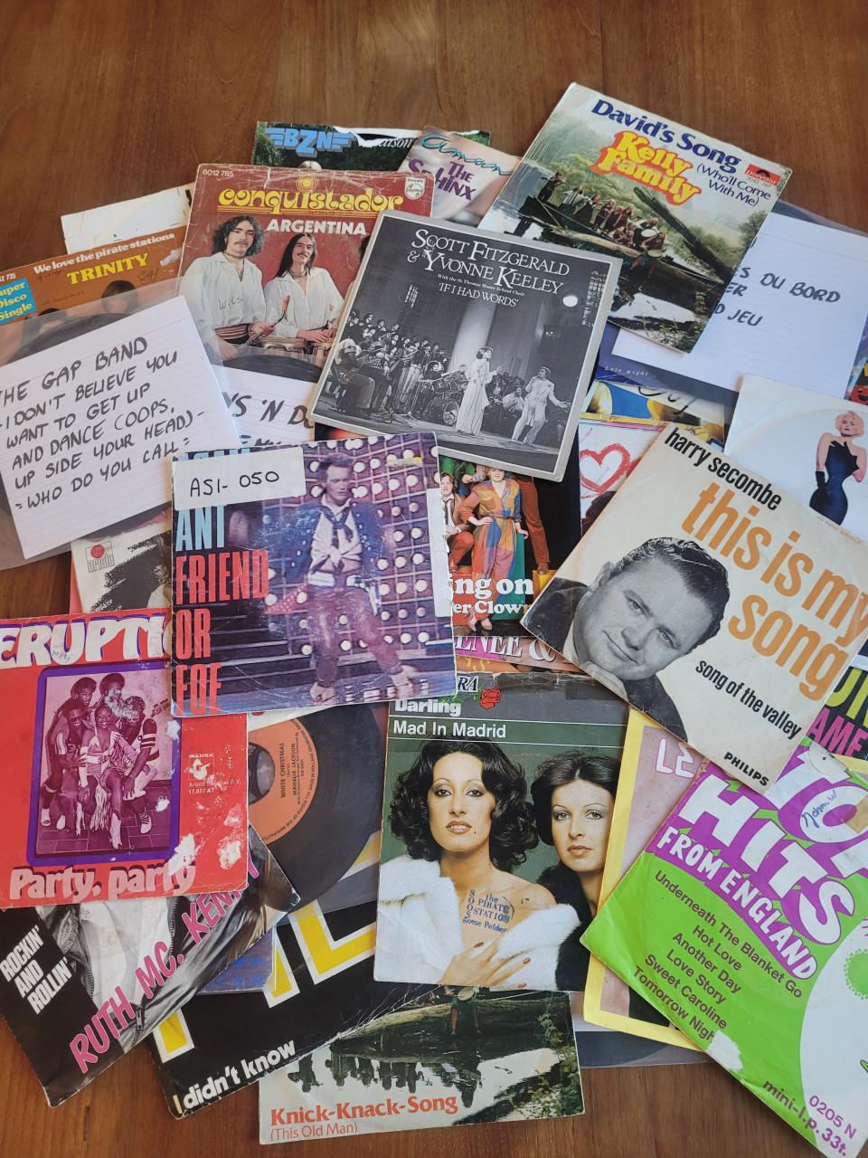 Stapel van 70 POP singles