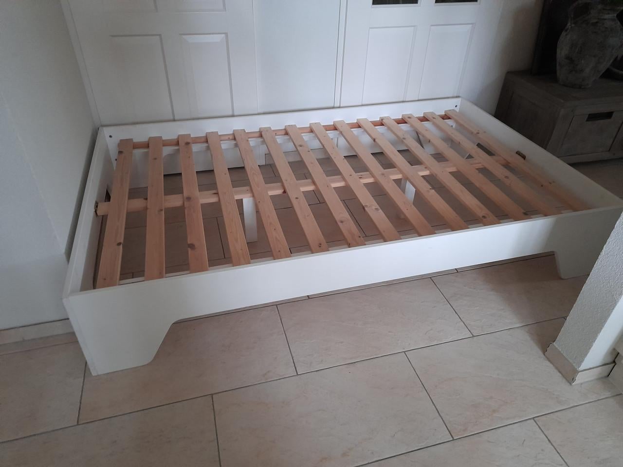 Massief houten bed met netjes en schoon matras 120 x 200 (in nette staat )