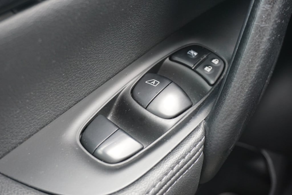 Nissan Qashqai 1.2 tekna climate / navi / camera / pano. / cruise / trekhaa