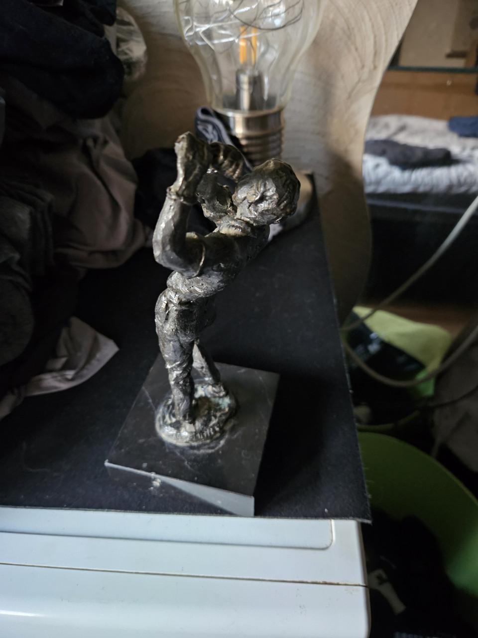 Prachtig bronzen beeldje van golfspeler op marmeren sokkel