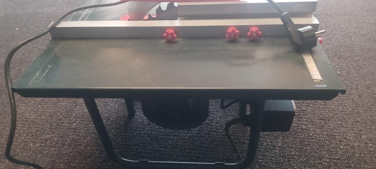 Te koop klein zaagtafeltje.