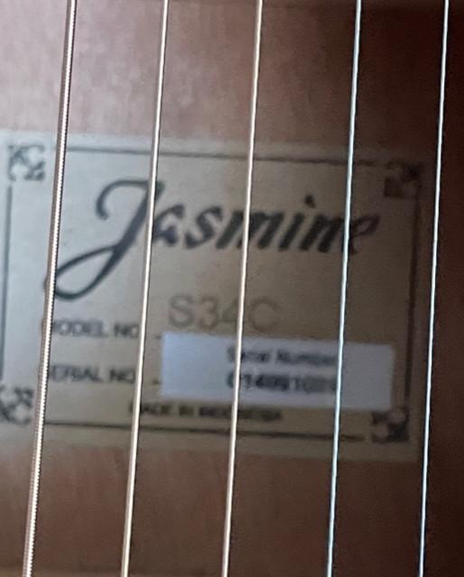 Gewoon goed spelend is deze Jasmine gitaar.