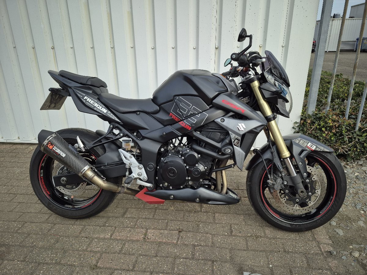 Suzuki GSR750 Freegun edition