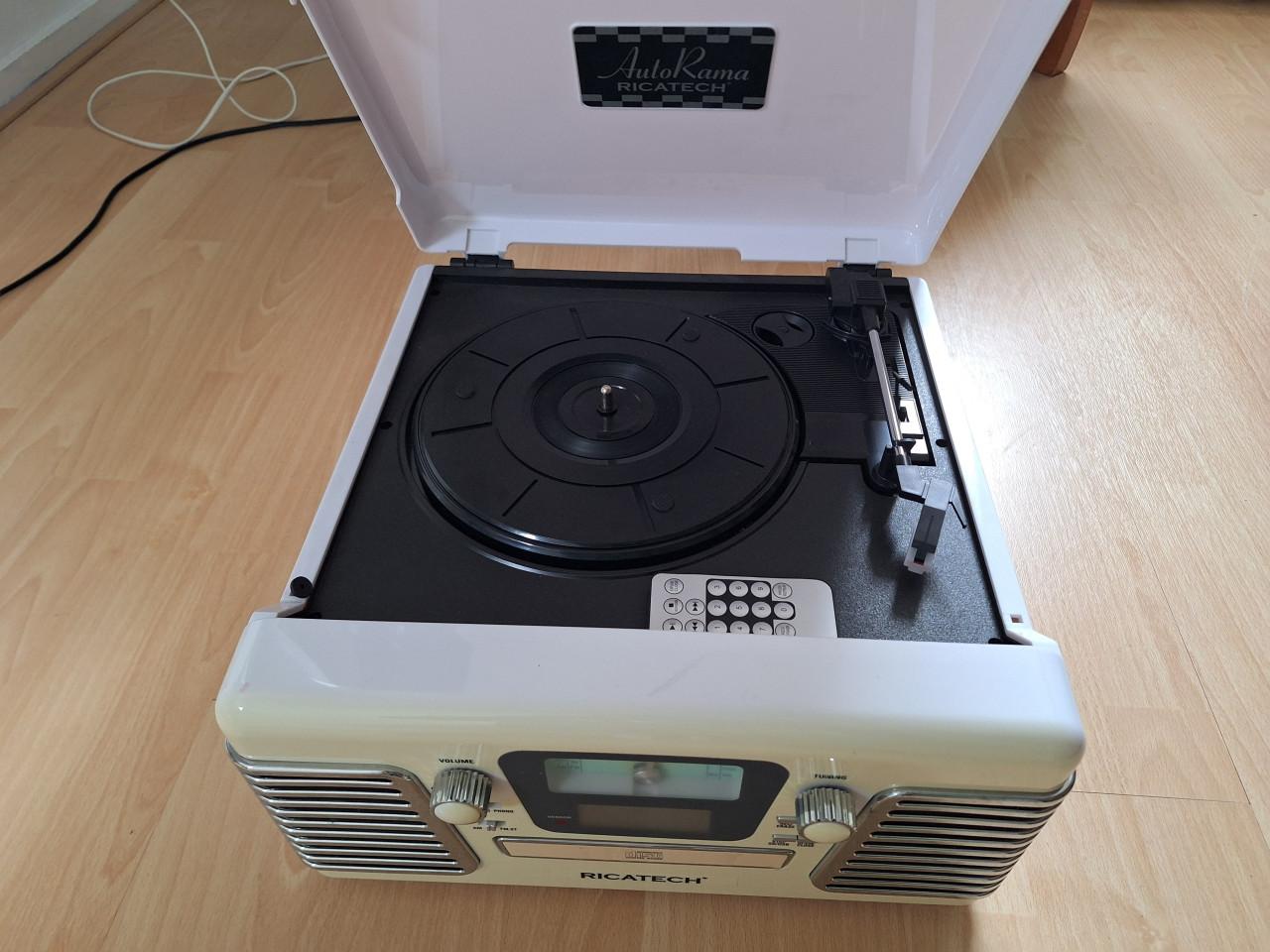 Radio met platenspeler en cd speler ineen.