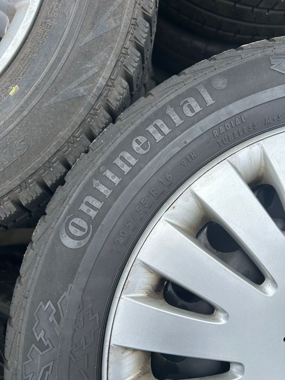VW STALEN VELG WIELDOPPEN 16 INCH MET CONTINENTAL WINTERCONTACT BANDEN