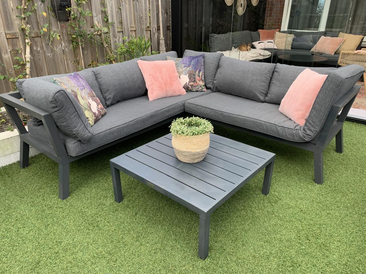 Alminium loungset met schone kussens, set in orde, plus tafel.