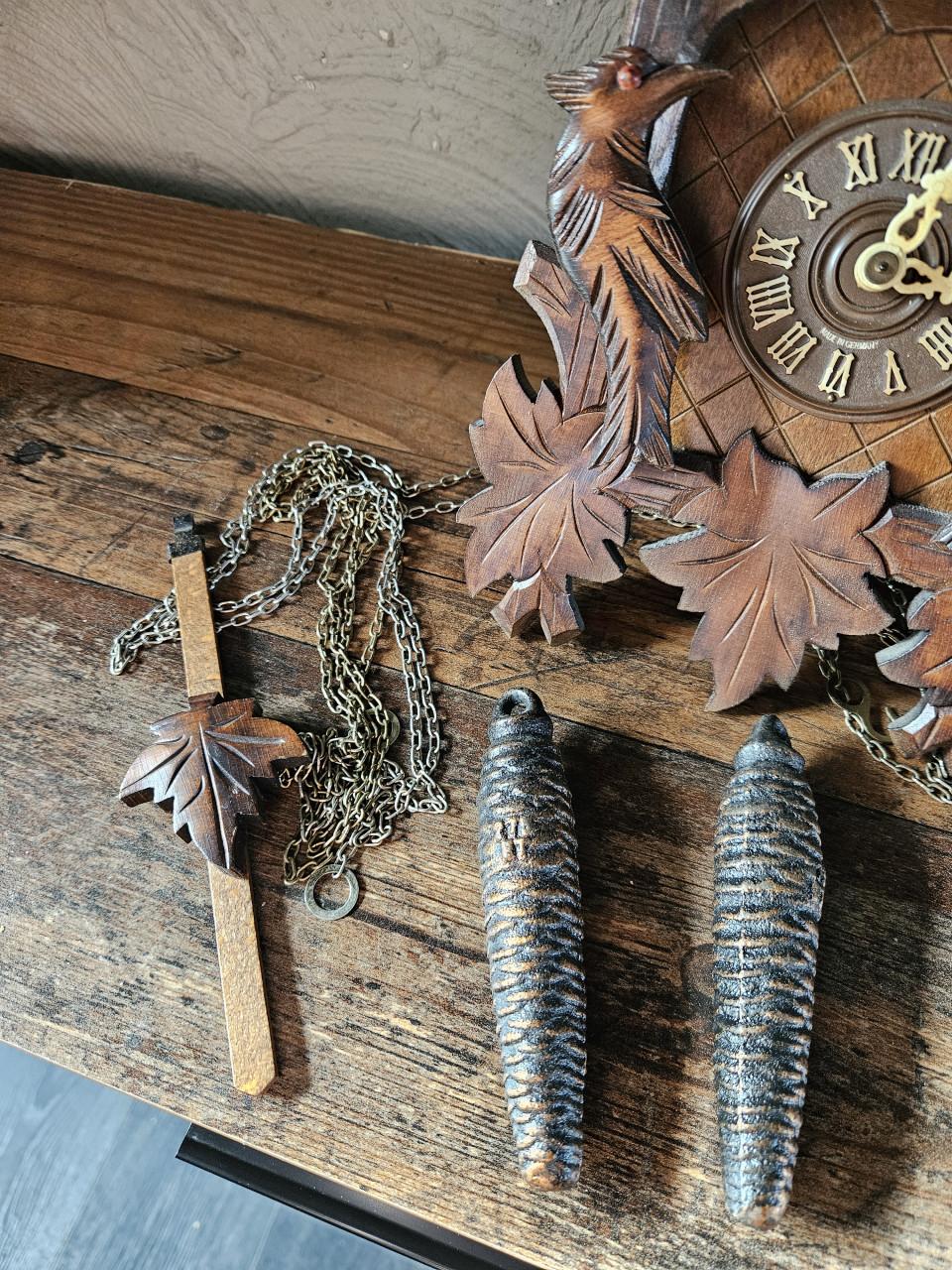 Antieke Koekoeksklok met Hertenkop en Jachttafereel