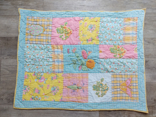 Mooi fleurig boxkleed of speelkleed.  Lijkt op Patchwork. 75x95 cm