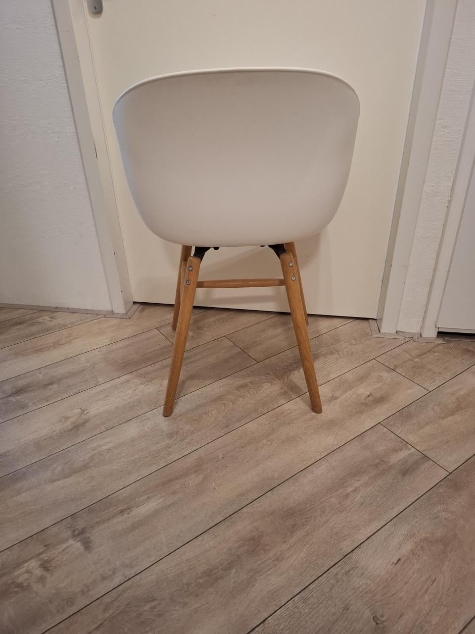 Drie eettafel- of bijzetstoelen, groen en wit