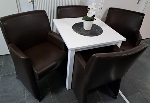 Mooie tafel & 4 bruine lederen stoelen