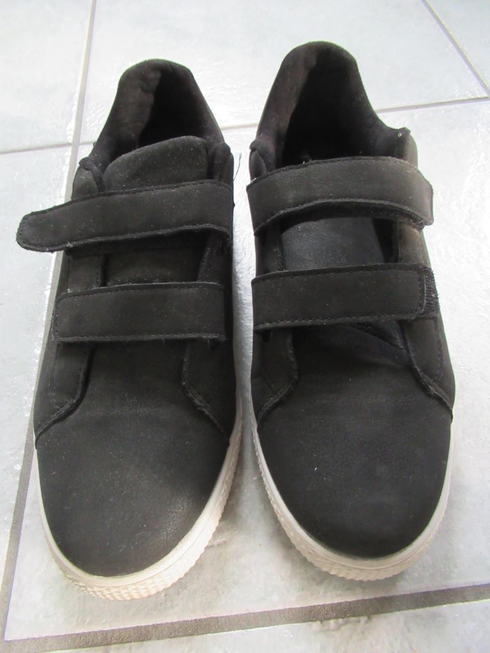 Zwarte sneakers met klittebandsluiting,  zo goed als nieuw