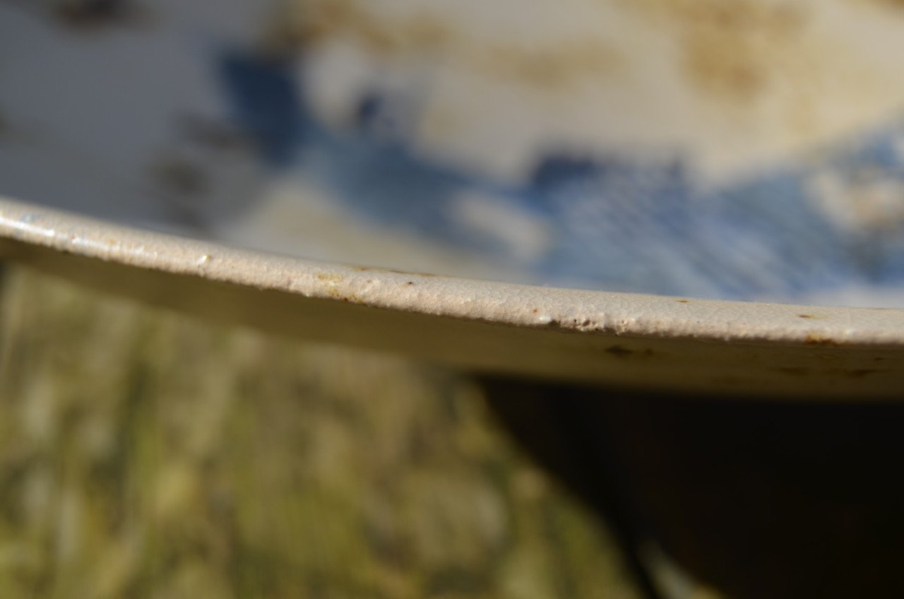 Fraaie grote aardewerk schotel, gesigneerd, gedateerd (1)