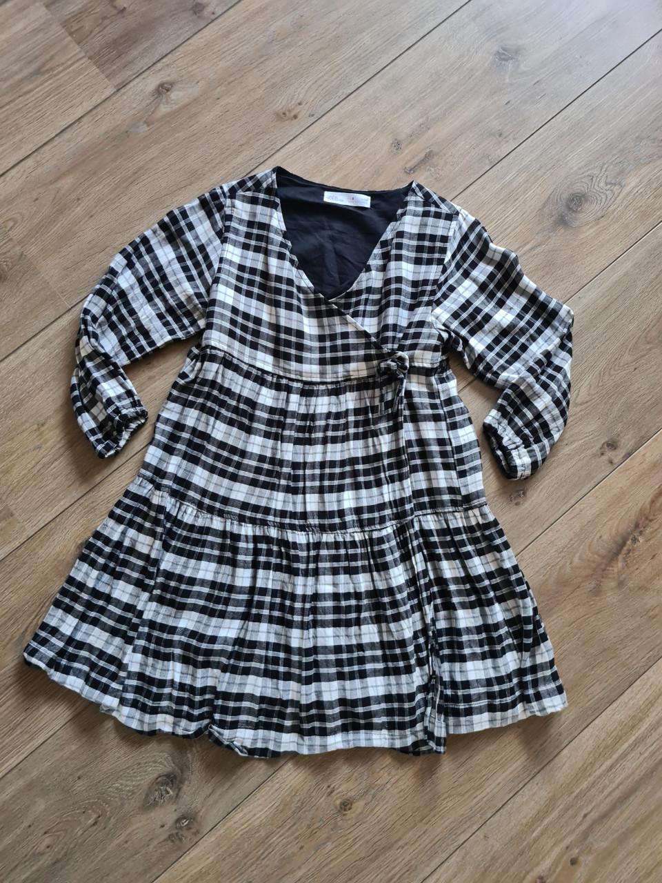 Leuk zwart-wit geblokt jurkje van Zara in maat 128.