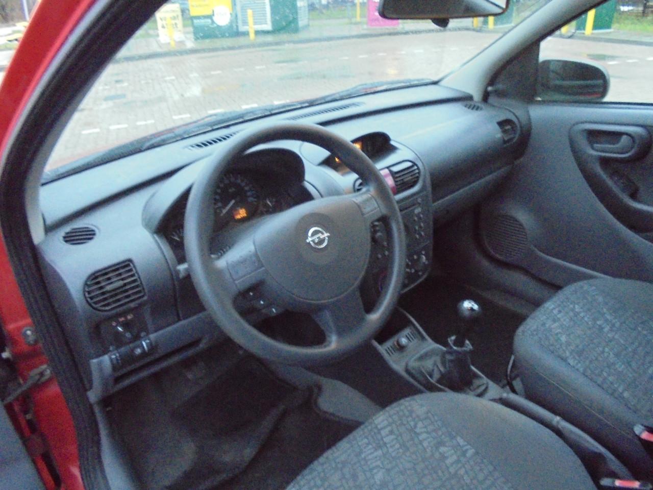 Corsa uit 2001 / 146.445 Km  N.A.P rijd goed  € 950 apk t/mmaart 2027