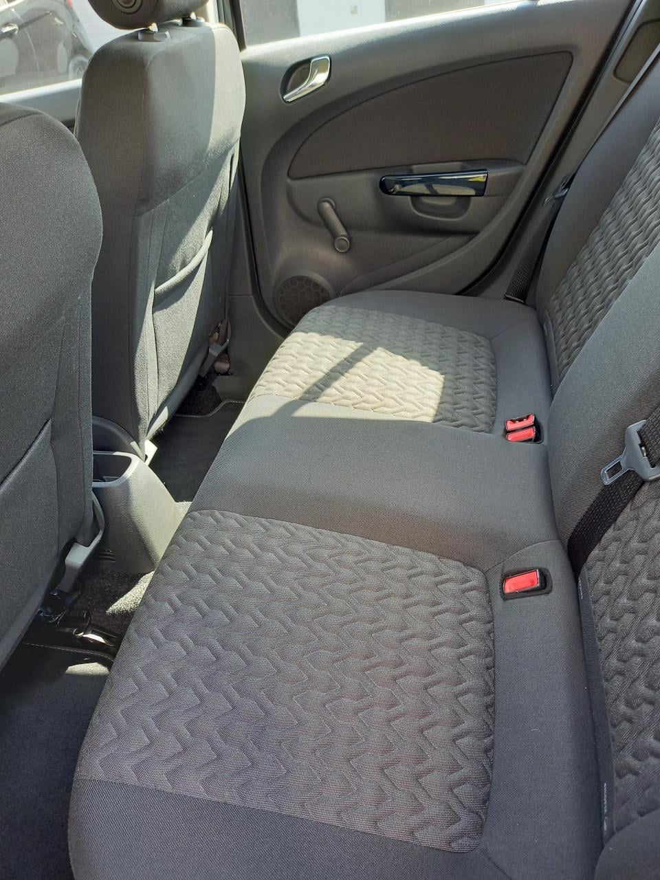 Wegens verhuizing over compleet keurige Opel Corsa Automaat