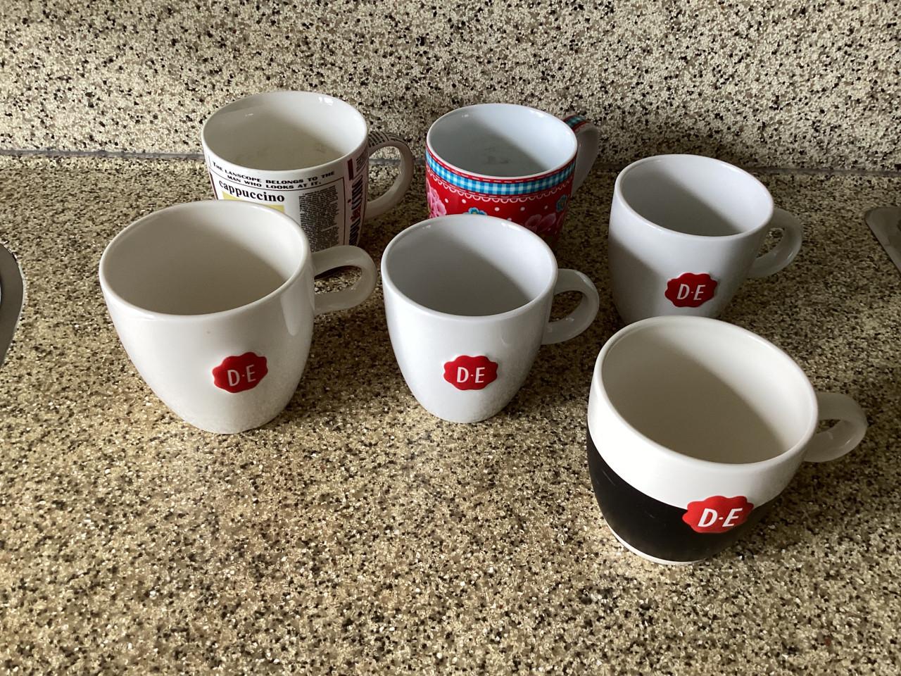 Verschillende bekers met oor van Douwe Egberts, PIP en andere merken.