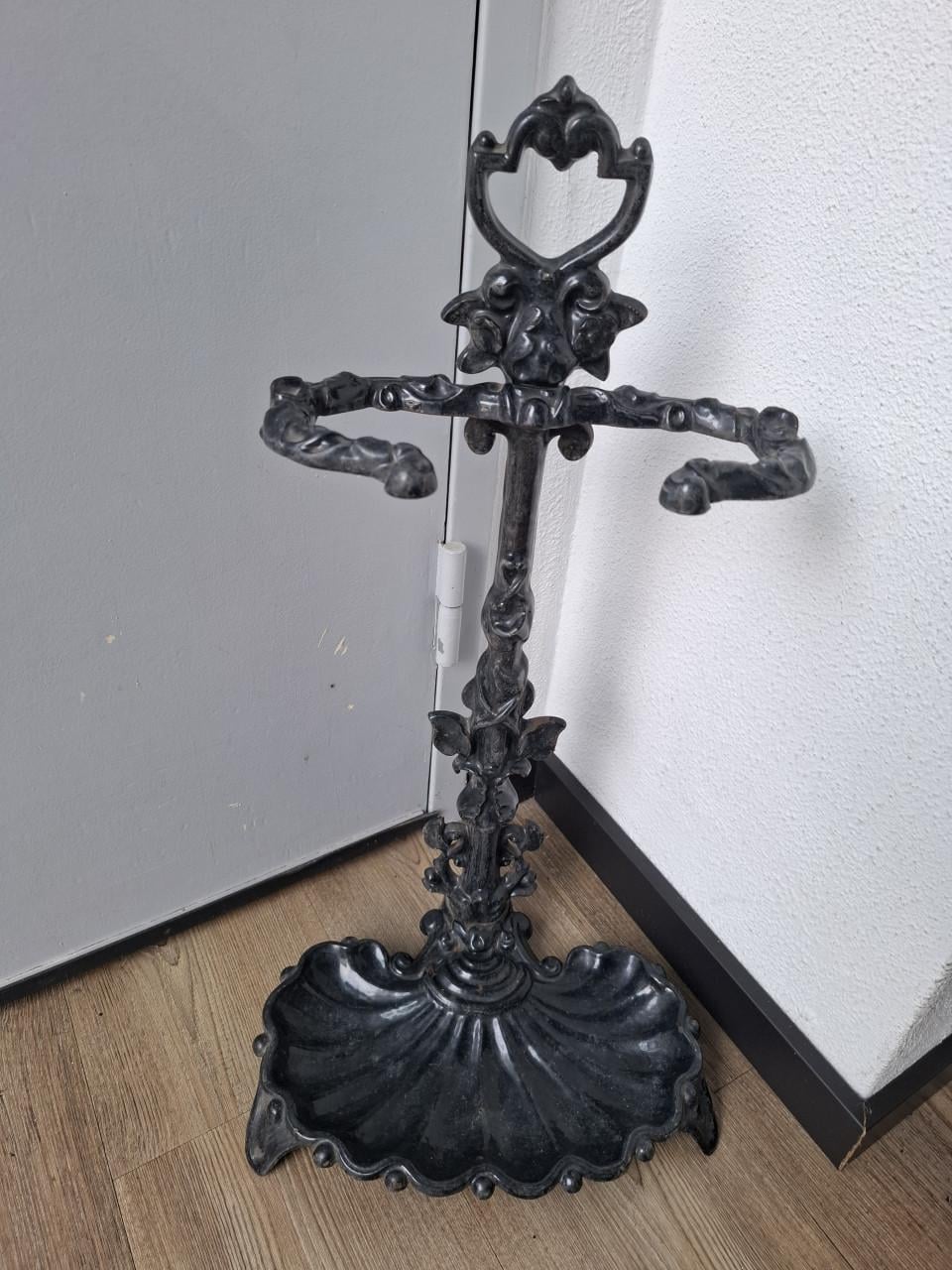 Antieke gietijzeren parapluhouder